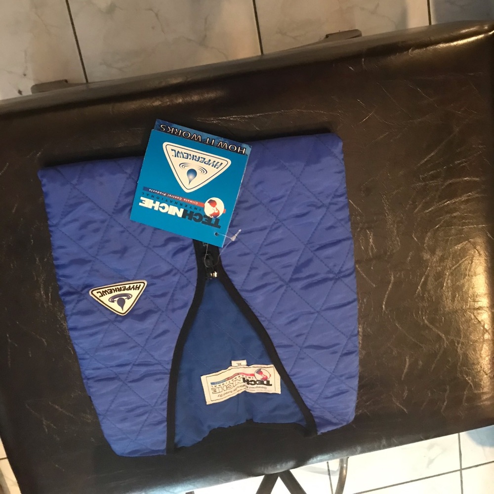 Evaporative cooling vest